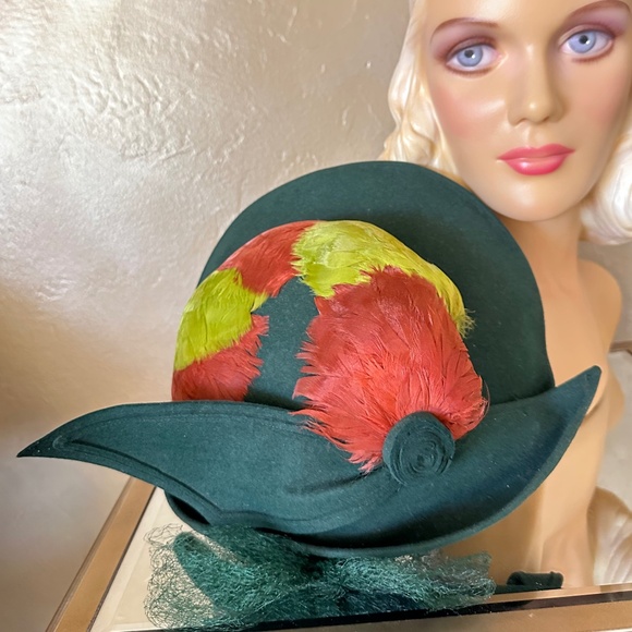 SMART 1950s' GREEN FELT HAT WITH BOW, FEATHERS & VEILING - Picture 11 of 12